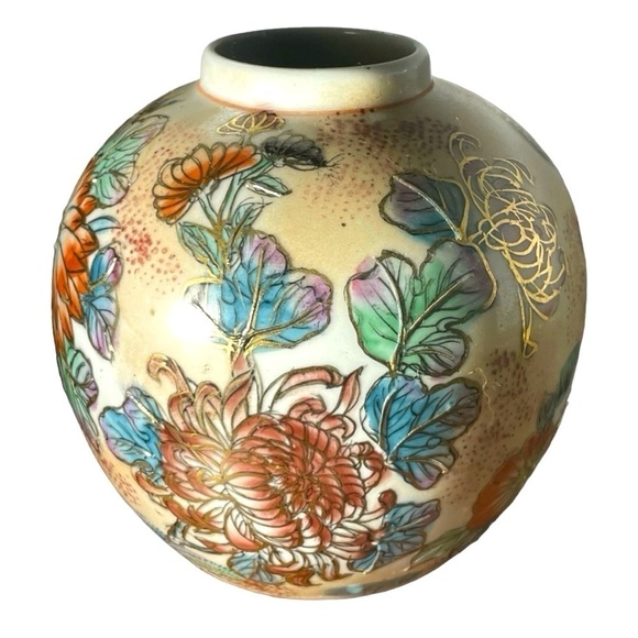 Vintage Chinese Export Hand
Painted Partridge &
Chrysanthemums Vase 5 1/4" Tall - Picture 4 of 12